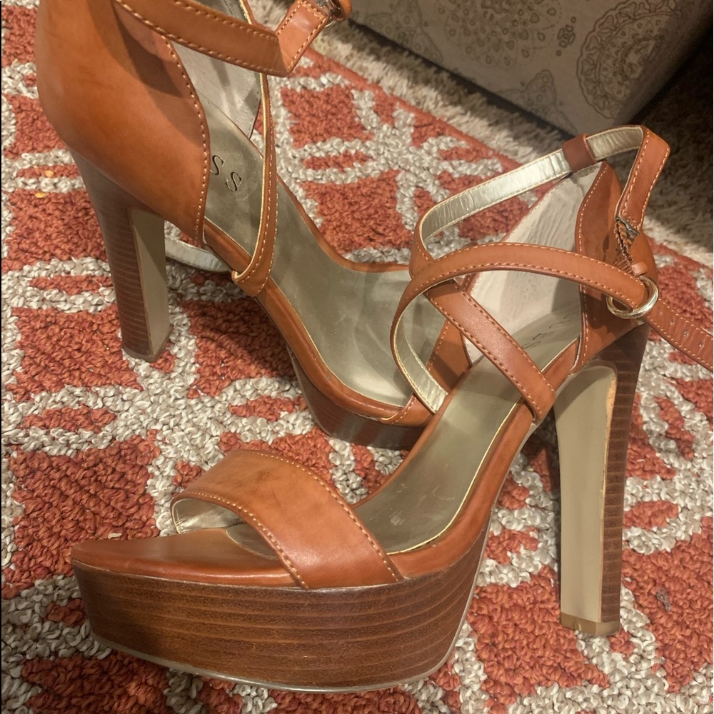 Guess high heel leather shoes